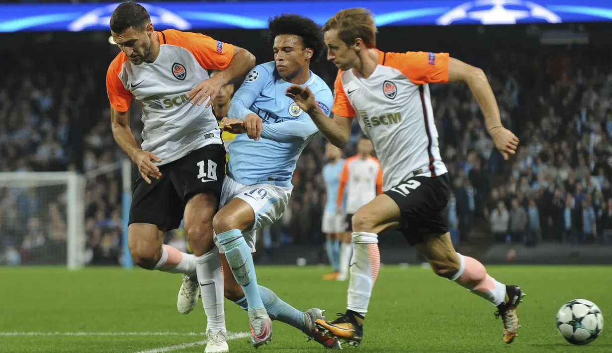 Pemain Manchester City, Leroy Sane (tengah) erusaha keluar dari kepungan para pemain Shakhtar Donetsk pada laga grup F Liga Champions di Etihad stadium, Manchester, (26/9/2017). City menang 2-0. (AP/Rui Vieira)