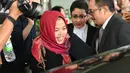 Warga negara Indonesia Siti Aisyah tersenyum saat meninggalkan Pengadilan Tinggi Shah Alam, Kuala Lumpur, Malaysia, Senin (11/3). Siti Aisyah ditangkap otoritas Malaysia pada 15 Februari 2017. (AFP Photo/ Mohf Rasfan)