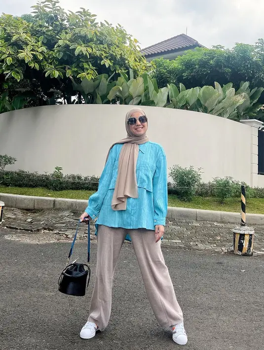 Kemeja oversized juga bisa di-styling secara simple namun menghasilkan look yang stylish seperti gaya hijab kasual Tya Ariestya, kuncinya bermain pada warna bold. (Foto: Instagram Tya Ariestya)