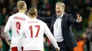 Pelatih timnas Denmark Age Hareide merayakan bersama timnya kemenangan atas Republik Irlandia pada partai kedua play-off zona Eropa di Stadion Aviva, Rabu (15/11). Denmark melaju ke putaran final Piala Dunia 2018 usai menang 5-1. (AP/Peter Morrison)