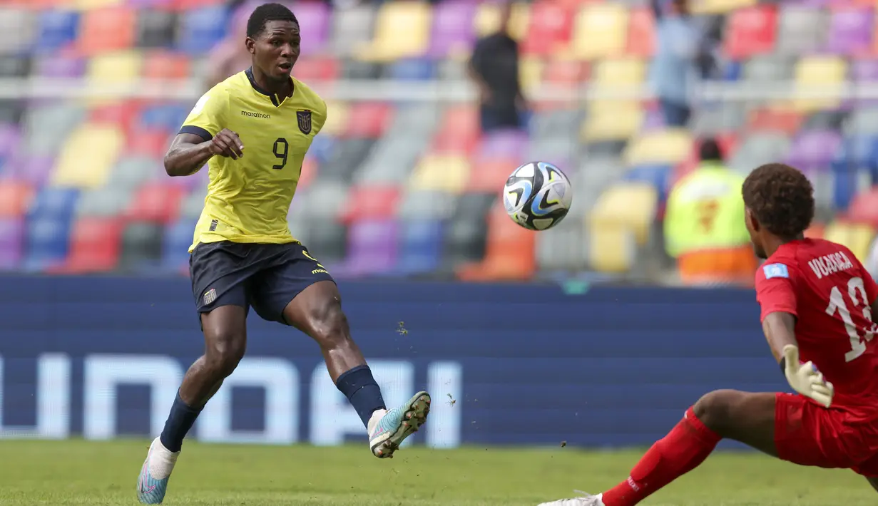 Pemain Ekuador, Justin Cuero (kiri) bersuaha mencetak gol ke gawang Fiji pada laga lanjutan Grup B Piala Dunia U-20 2023 di Santiago del Estero, Argentina, Sabtu, 27/05/2023. (AP Photo/Nicolas Aguilera)
