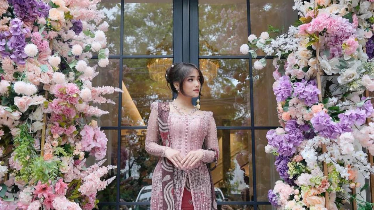 Model Rok Kebaya Modern ala Fuji, Tren Baru yang Wajib Dicoba!
