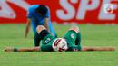 Pemain PSS Sleman, Derry Rachman, tergeletak usai pertandingan melawan Persela Lamongan pada laga Piala Menpora 2021 di Stadion Si Jalak Harupat, Bandung, Minggu (28/3/2021). PSS Sleman bermain imbang atas Persela Lamongan 0-0. (Bola.com/M Iqbal Ichsan)
