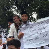 Ahmad Dhani membentangkan karton bertuliskan, Dahlan Iskan Kau Tahan, Ahok Kau Biarkan (Istimewa)