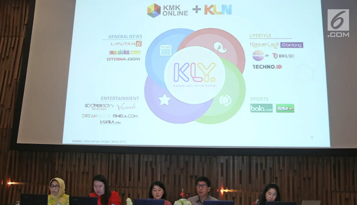 Wakil Direktur EMTEK, Sutanto Hartono (kedua kanan) memberi keterangan data yang ada di layar presentasi saat paparan publik PT. ELang Mahkota Teknologi, TBK di SCTV Tower, Jakarta, Senin (25/06). (Liputan6.com/Herman Zakharia)