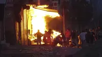 Sebuah toko terbakar ketika gerombolan massa membakarnya selama kekerasan antara dua kelompok di New Delhi, India, Selasa, 25 Februari 2020. (AP Photo)
