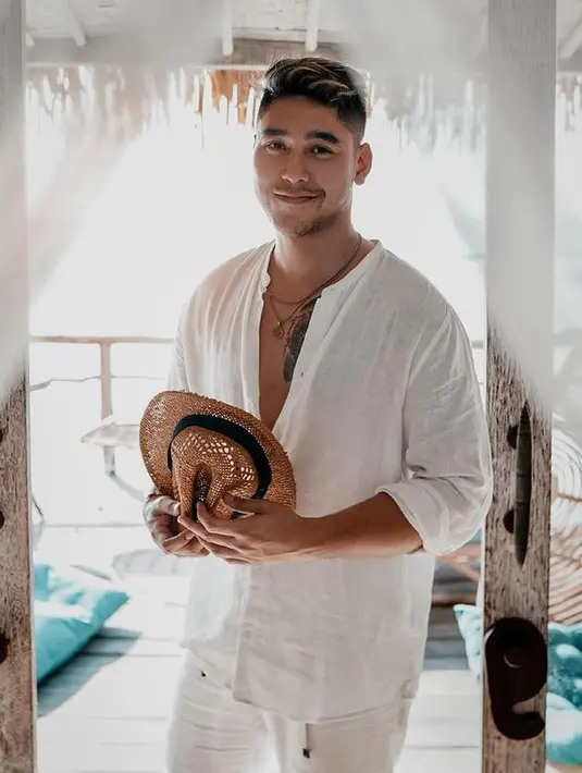 Tak lupa, penampilan keren dibarengi dengan pilihan outfit yang situasional. Seperti gayanya saat berlibur ke pulau, ia memilih outfit simpel serba putih. (Instagram @krisjianabah)