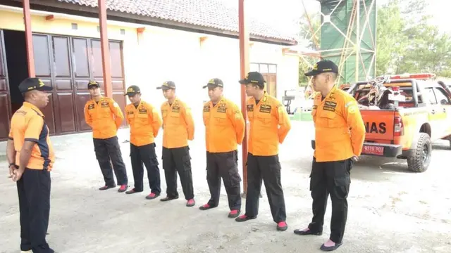 Basarnas Pos SAR Cilacap memberangkatkan satu regu tim SAR untuk operasi pencarian korban tenggelam di Pantai Mirit, Kebumen, Jumat (26/7/2019). (Foto: Liputan6.com/Basarnas/Muhamad Ridlo)