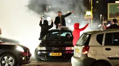 Warga Turki berkumpul menggelar protes di Rotterdam, Belanda (11/3). Aksi protes dilancarkan setelah Pemerintah Belanda melarang Menteri Luar Negeri Turki mendarat di Belanda. (AFP/Emmanuel Dunand)