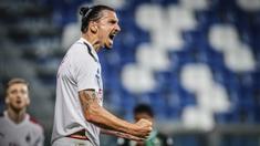 Striker AC Milan, Zlatan Ibrahimovic, merayakan gol yang dicetaknya ke gawang Sassuolo pada laga lanjutan Serie A pekan ke-35 di Mapei Stadium, Rabu (22/7/2020) dini hari WIB. AC Milan menang 2-1 atas Sassuolo.  (Spada/LaPresse via AP)