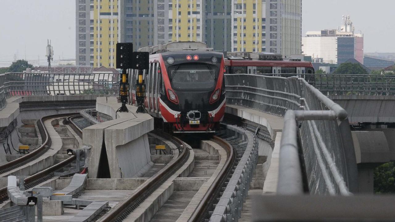 Pada pukul 09.15 WIB, papan digital informasi yang terpampang di stasiun menuliskan estimasi kereta Bekasi menuju Dukuh Atas. Kereta api ringan baru tiba di stasiun LRT Jatibening Baru 130 menit.