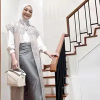 Vina Muliana, TikTokers yang kerap bagikan tip dan trik di dunia kerja ini berhasil menyita perhatian. Ia berhasil ciptakan gaya santunnya dalam ragam style. [Foto: Instagram/ Vina Muliana]