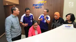 Dirut Mandiri Inhealth Iwan Pasila (tengah) meninjau konter khusus di RS Mitra Keluarga Kemayoran, Kamis (12/10). Mandiri Inhealth melayani lebih dari 1,4 juta peserta yang tersebar di Indonesia. (Liputan6.com)