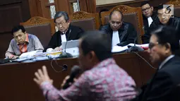 Terdakwa dugaan korupsi proyek e-KTP, Setya Novanto (kiri) menyimak keterangan para saksi pada sidang lanjutan di Pengadilan Tipikor, Jakarta, Kamis (1/2). Sidang menghadirkan lima saksi dalam proyek e-KTP. (Liputan6.com/Helmi Fithriansyah)