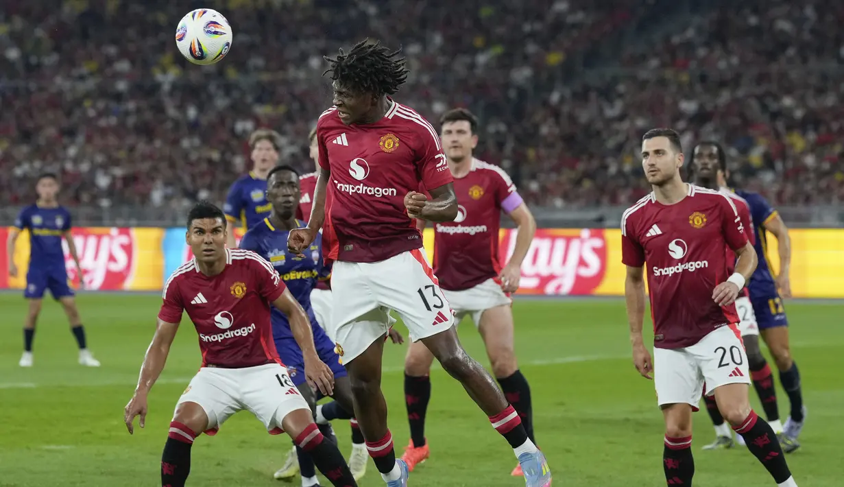 Pemain Manchester United, Patrick Dorgu menyundul bola dalam laga persahabatan melawan ASEAN All-Stars yang berlangsung di Stadion Bukit Jalil, Malaysia, pada hari Rabu (28/5/2025) malam waktu setempat. (AP Photo/Vincent Thian)