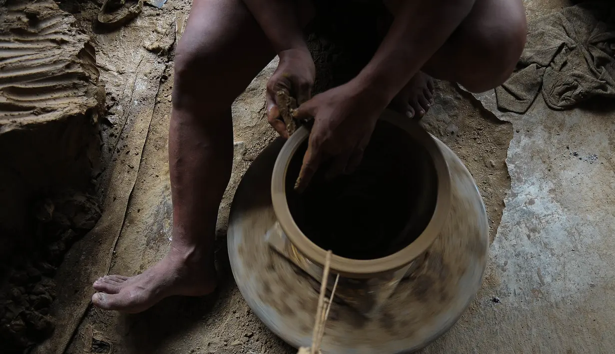 Dengan bahan baku tanah liat dari Plered asli yang mempunyai ciri khas tanahnya. (merdeka.com/Imam Buhori)