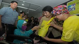 Ria Irawan memberikan bingkisan pada anak yang menderita kanker pada Peringatan Hari kanker Sedunia, Jakarta, Rabu (4/2/2015). (Liputan6.com/Herman Zakharia)