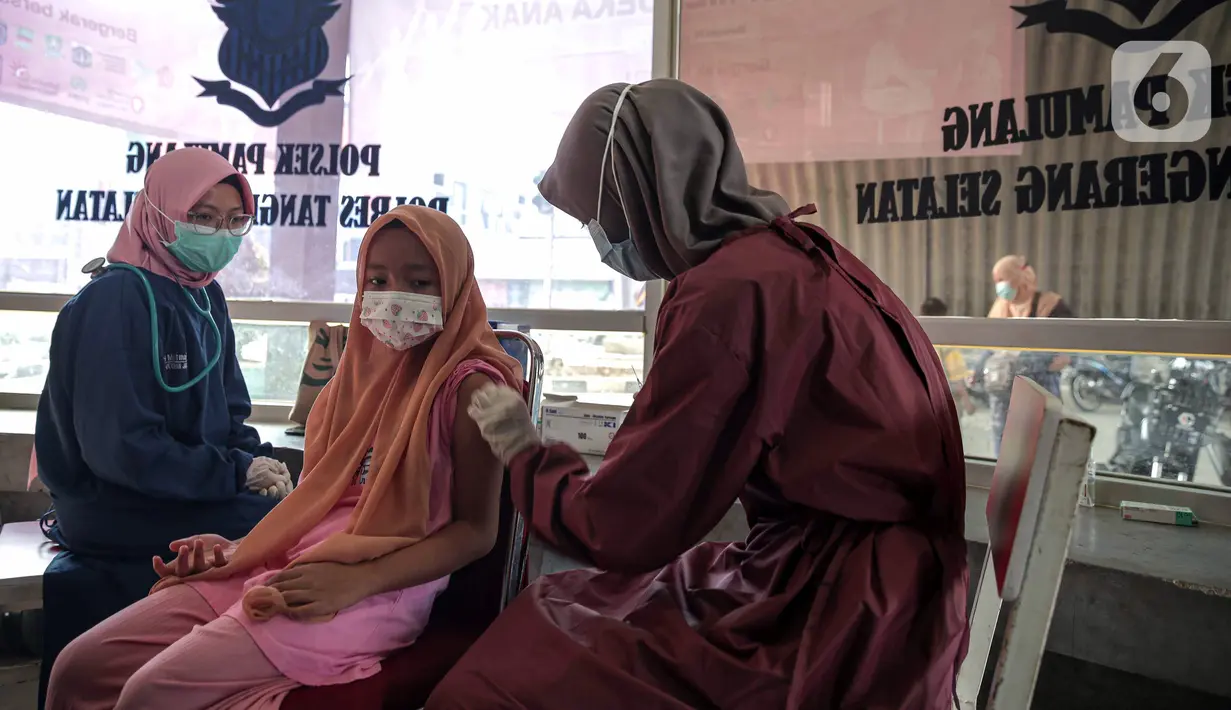 Petugas kesehatan menyuntikkan vaksin COVID-19 Sinovac kepada anak di Pospol Polsek Pamulang, Tangerang Selatan, Banten, Kamis (6/1/2022). Pemerintah menargetkan 2,6 juta anak usia 6-11 tahun telah divaksinasi sampai akhir Januari 2022. (Liputan6.com/Faizal Fanani)
