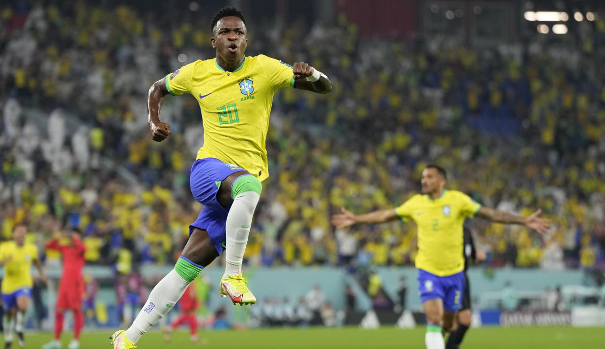 <p>Timnas Brasil,&nbsp;Vinicius Junior merayakan gol pertama timnya ke gawang Korea Selatan saat laga 16 besar Piala Dunia 2022 yang berlangsung di 974 Stadium, Selasa (06/12/2022). (AP/Jin-Man Lee)</p>