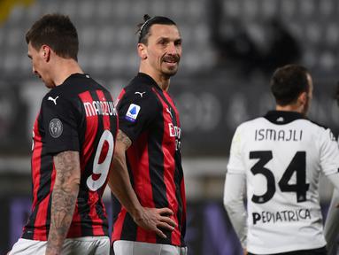 Dua striker AC Milan, Mario Mandzukic (kiri) dan Zlatan Ibrahimovic tampak kecewa saat menghadapi Spezia dalam laga lanjutan Liga Italia 2020/21 pekan ke-22 di the Alberto-Picco Stadium, La Spezia, Sabtu (13/2/2021). AC Milan kalah 0-2 dari Spezia. (AFP/Marco Bertorello)