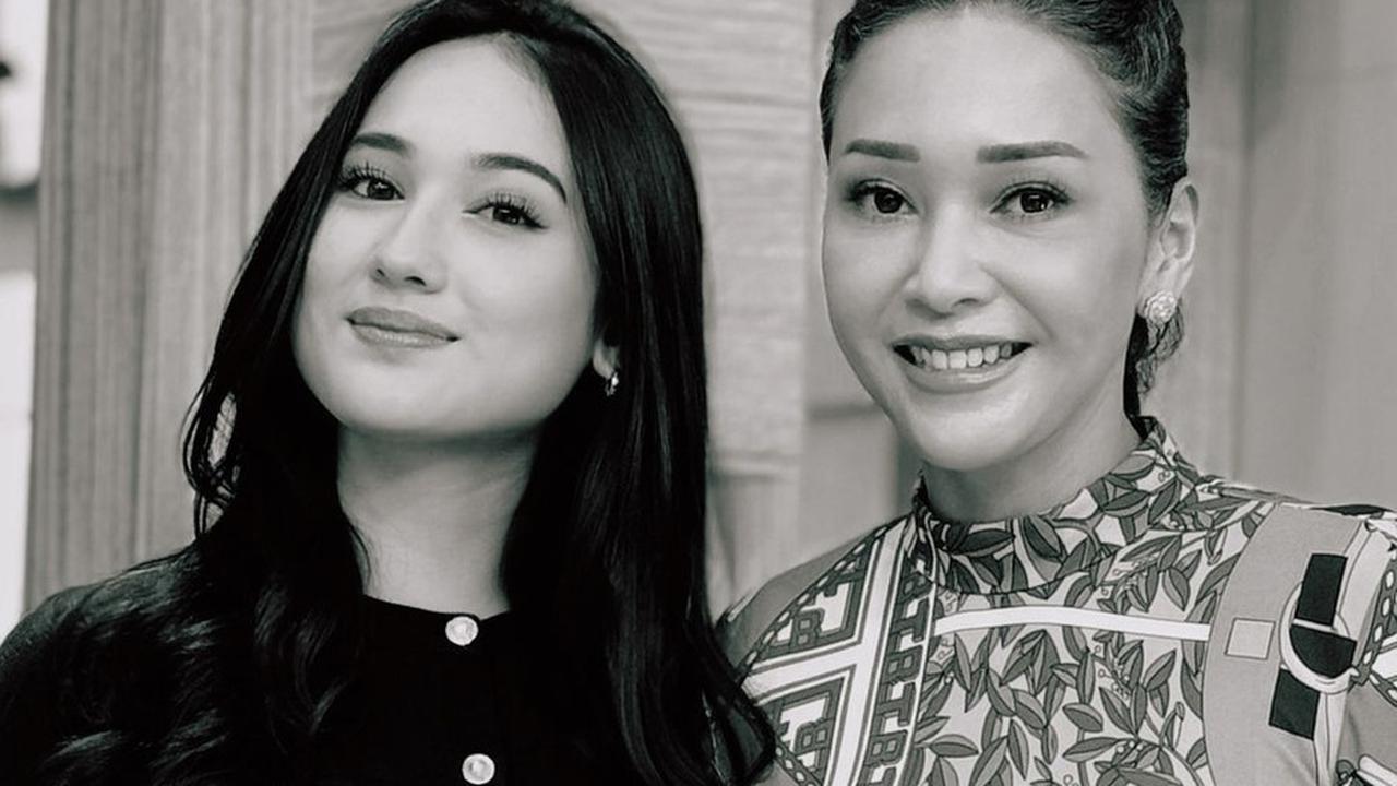 Calon Mertua Idaman, Potret Maia Estianty Beri Cincin Untuk Si Cantik Laura Moane Kekasih Al Ghazali