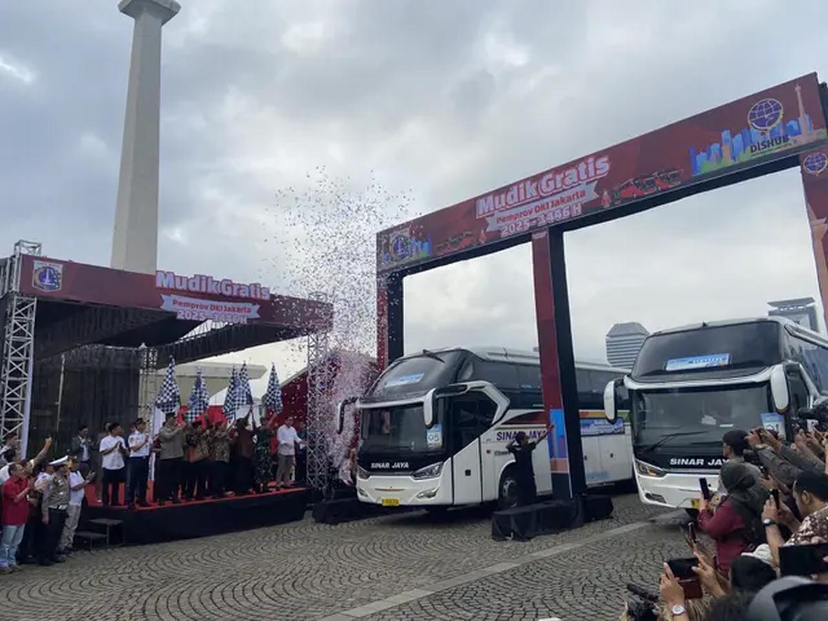 Gubernur Jakarta Pramono Anung melepas ribuan peserta mudik gratis 2025 yang diselenggarakan Pemerintah Provinsi (Pemprov) Jakarta. (Liputan6.com/Muhammad Radityo Priyasmoro).