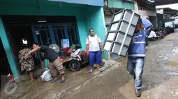 Seorang warga mengangkut lemari plastik miliknya di kawasan Bukit Duri, Jakarta, Kamis (8/9). Jelang penertiban, warga di kawasan itu berinisiatif mengemas barang untuk pindah ke Rusun Rawa Bebek pascaterbitnya SP II. (Liputan6.com/Immanuel Antonius)