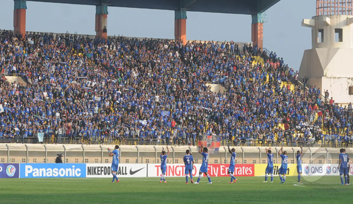 Stadion Si Jalak Haroepat membiru dipadati suporter Persib, Bandung, Rabu (25/2/2015). Persib menang 4-1 atas tamunya New Radiant di laga perdana AFC Cup 2015 (Liputan6.com/Herman Zakharia)