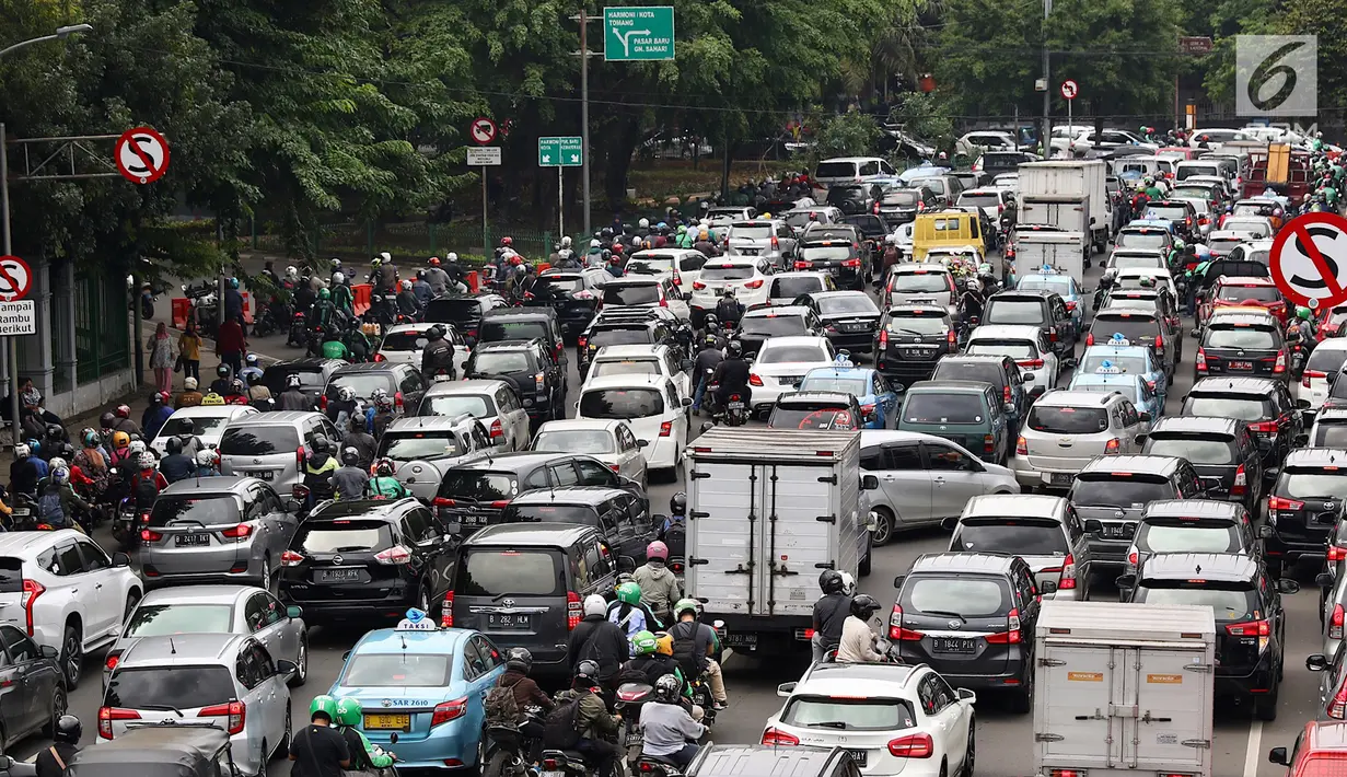 Kemacetan kendaraan di Jalan Medan Merdeka Timur, Jakarta, Rabu (14/2). Kemacetan imbas dari demo sopir taksi menolak Permenhub Nomor 108 yang dianggap memberatkan. (Liputan6.com/Immanuel Antonius)
