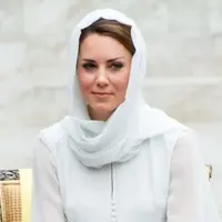  Kate Middleton terlihat memakai kerudung berwarna putih ketika dia berkunjung di malaysia. Kate sangat luar biasa dan cantik ketika mengenakan hijab berwarna putih. Ia berkunjung ke sebuah masjid di Malaysia. (dailymail/Bintang.com)