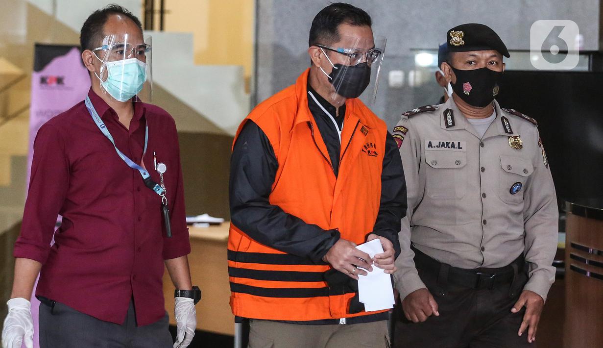 Menteri Sosial Juliari Batubara digiring petugas usai pemeriksaan di Gedung KPK, Jakarta, Minggu (6/12/2020). Juliari Batubara yang ditetapkan sebagai tersangka atas dugaan menerima suap terkait pengadaan bantuan sosial COVID-19 di Kementerian Sosial resmi ditahan KPK. (Liputan6.com/Johan Tallo)