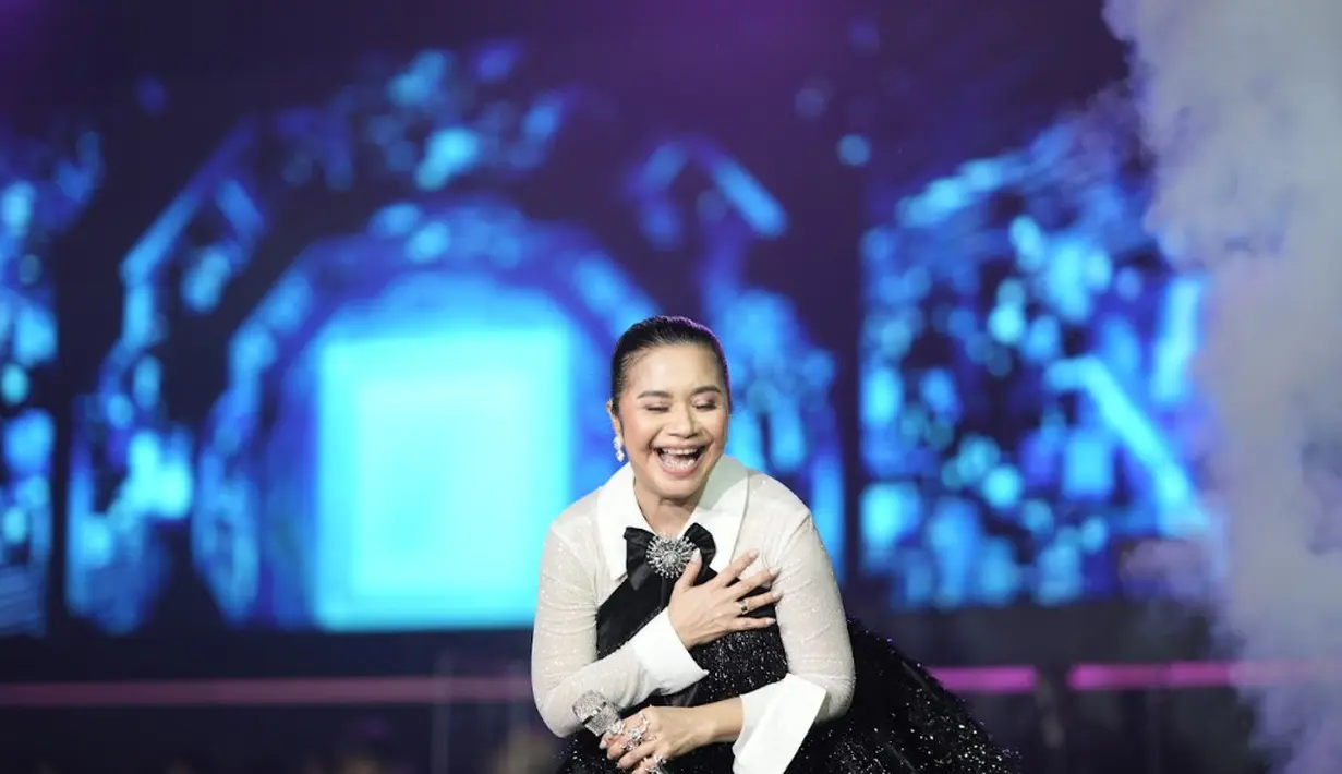 <p>Dengan begitu ramah, Sang Diva berinteraksi dengan penggemanya. Fans yang begitu setia berjalan bersamanya selama puluhan tahun.&nbsp;(Foto: Istimewa)</p>