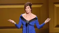 Caitlyn Jenner saat menyampaikan pidato di atas panggung acara penghargaan Glamour Women Of The Year di New York City, Senin (9/11/2015). (Larry Busacca/Getty Images untuk Glamour/AFP)