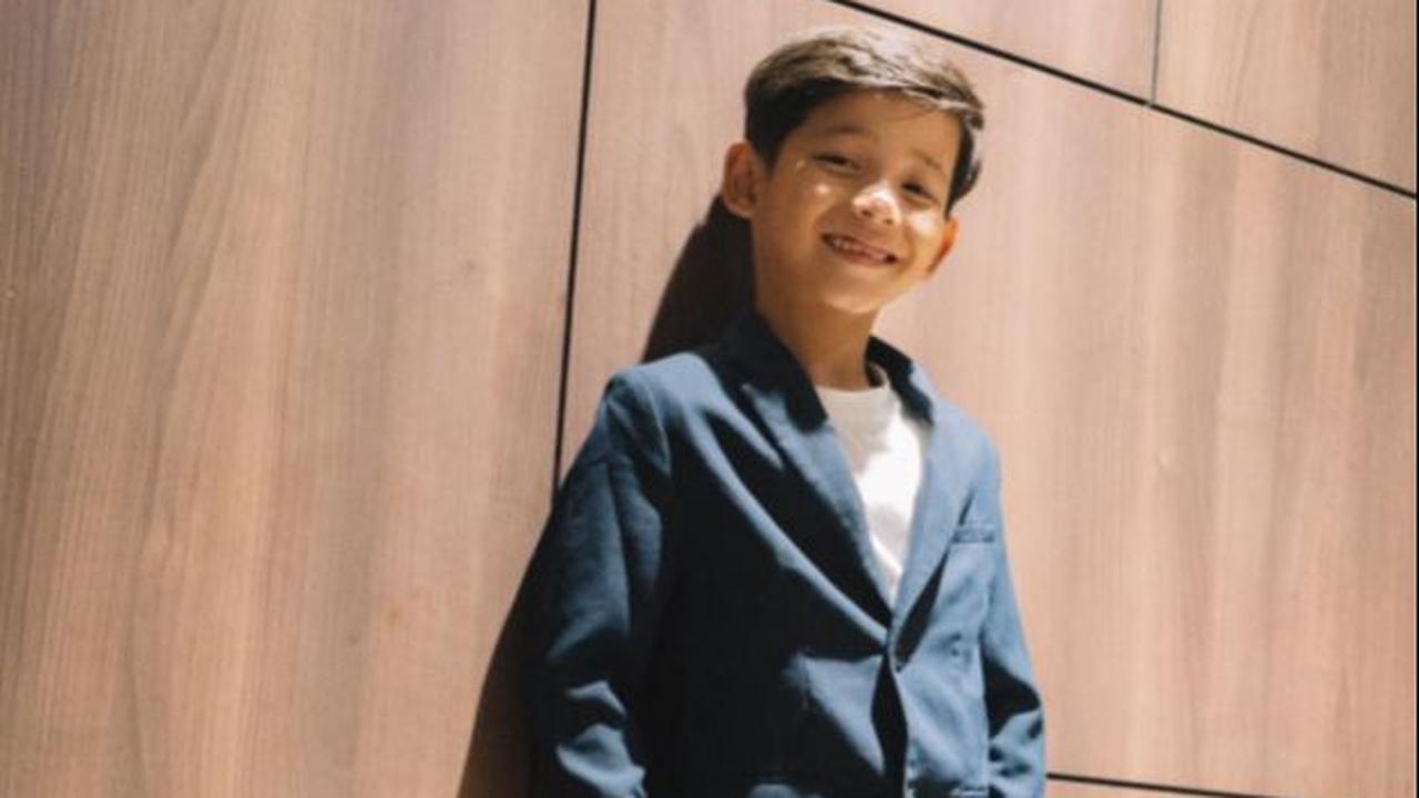 Faqih Alaydrus Tampil Ganteng dengan Jas Mungil