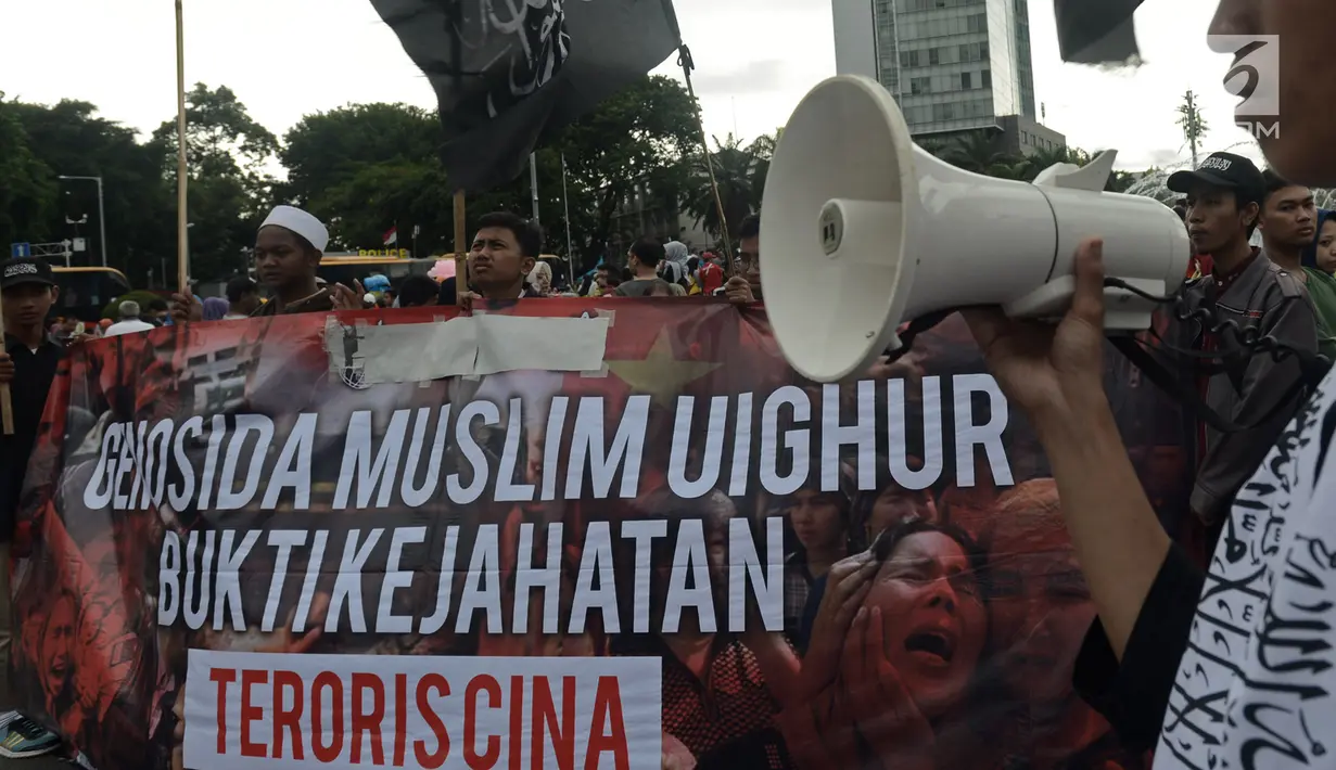 Masyarakat yang tergabung dalam Pembela Tauhid menggelar aksi solidaritas untuk muslim Uighur pada kegiatan Car Free Day di kawasan Bundaraan HI, Jakarta, Minggu (23/12). (Merdeka.com/Iqbal S. Nugroho)