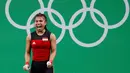 Ekspresi Sri Wahyuni Agustiani saat berhasil mengangkat beban di kelas 48 kilogram pada Olimpiade 2016, Brasil, Minggu (7/8). Sri menyumbang medali perak untuk Indonesia setelah sukses mengangkat beban dengan total 192 kilogram. (REUTERS)