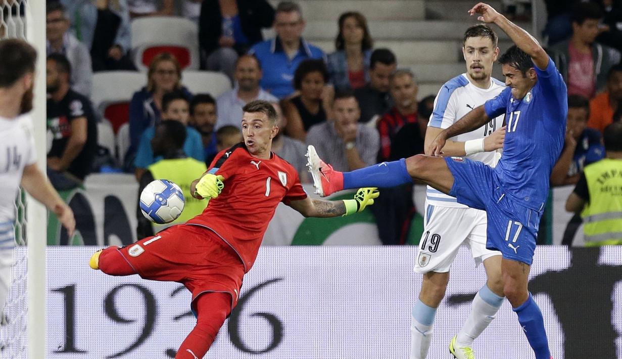 Kiper Uruguay, Fernando Muslera membuang bola dari kejaran pemain Italia, Eder pada laga Persahabatan di Nice Allianz Riviera stadium, Prancis, (7/6/2017). (AP/Claude Paris)
