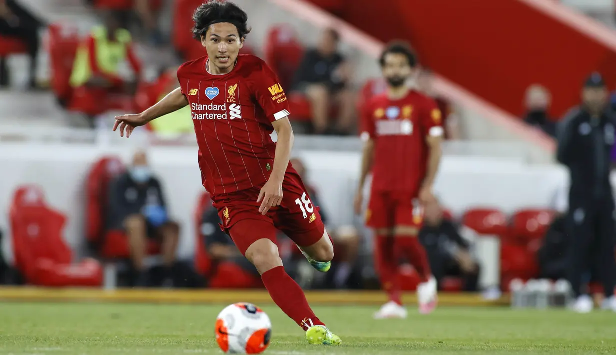 Gelandang Liverpool,  Takumi Minamino, menggiring bola saat melawan Crystal Palace pada laga Premier League di Stadion Anfield, Rabu (24/6/2020). Liverpool menang dengan skor 4-0. (AP/Phil Noble)