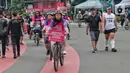 Aktivis dari berbagai penggiat lingkungan melakukan aksi damai di Hari Bebas Kendaraan (Car Free Days) di kawasan Bundaran HI, Jakarta,  Minggu (12/3/2023). Selain memperingati Hari Perempuan Internasional, aksi Women Pedal for People Planet tersebut dilakukan guna mengajak masyarakat untuk melakukan perlawanan terhadap krisis iklim yang berdampak pada kehidupan manusia dan ekologi. (Liputan6.com/Angga Yuniar)