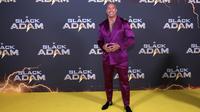 Dwayne Johnson berpose untuk fotografer saat tiba pada pemutaran perdana film 'Black Adam' di London, Inggris, 18 Oktober 2022. Dwayne Johnson memamerkan tubuh kekar bertatonya dengan tidak memakai pakaian di dalam tuksedo yang dia kenakan. (Photo by Vianney Le Caer/Invision/AP)
