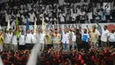 Ketua Umum Partai Gerindra Prabowo Subianto berkumpul bersama ribuan buruh  yang tergabung dalam Konfederasi Serikat Pekerja Indonesia (KSPI) saat peringatan May Day Nasional di Gedung Istora Senayan, Jakarta, Selasa (1/5). (Merdeka.com/Imam Buhori)