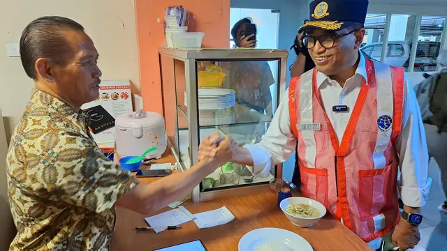 Menteri Perhubungan Budi Karya Sumadi memantai Bandara Internasional Soekarno Hatta (Soetta), Jumat (23/12/2022).