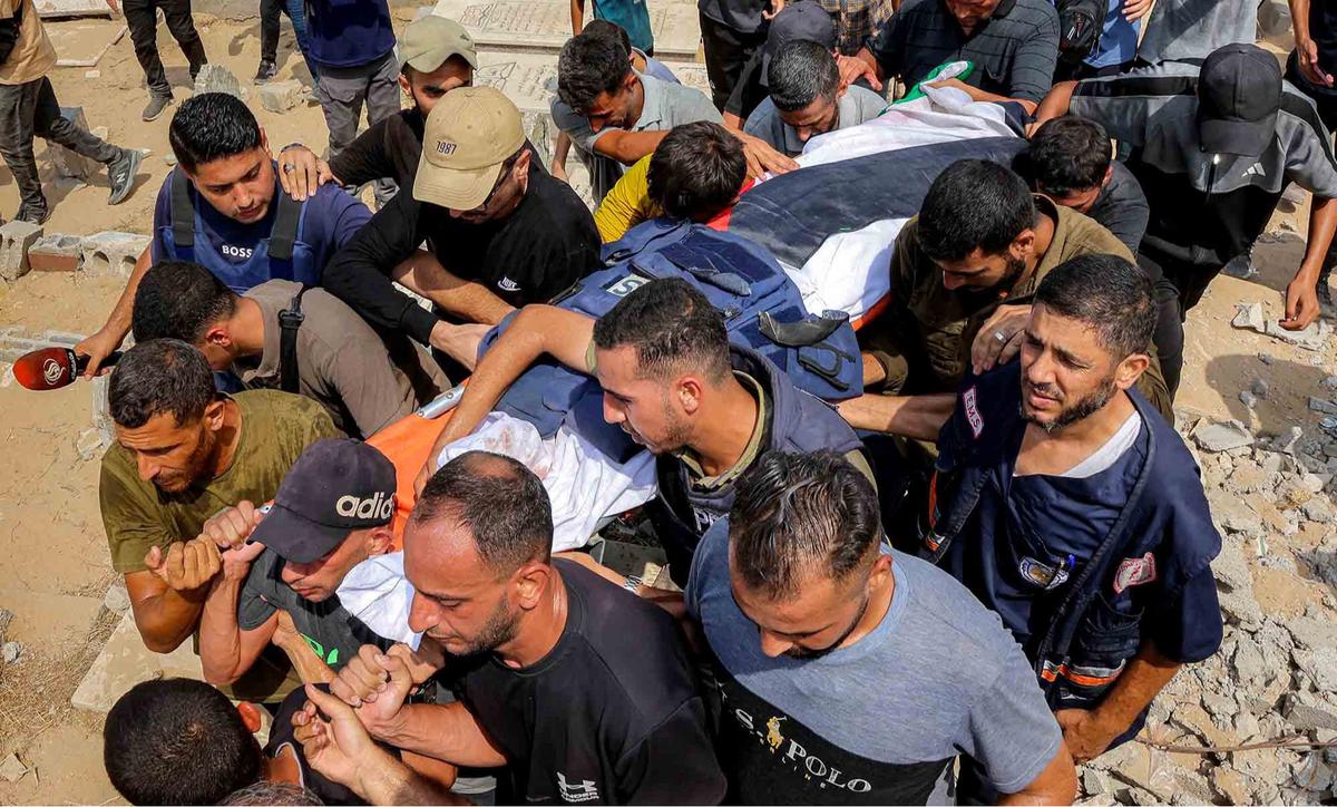 FOTO: Tangis Haru Iringi Pemakaman Lima Jurnalis Al Jazeera Korban Serangan Israel di Gaza