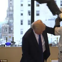 'Bald Eagle' lambang Amerika Serikat tidak nyaman berada di dekat salah satu kandidat presiden Donald Trump. Pertanda apa?