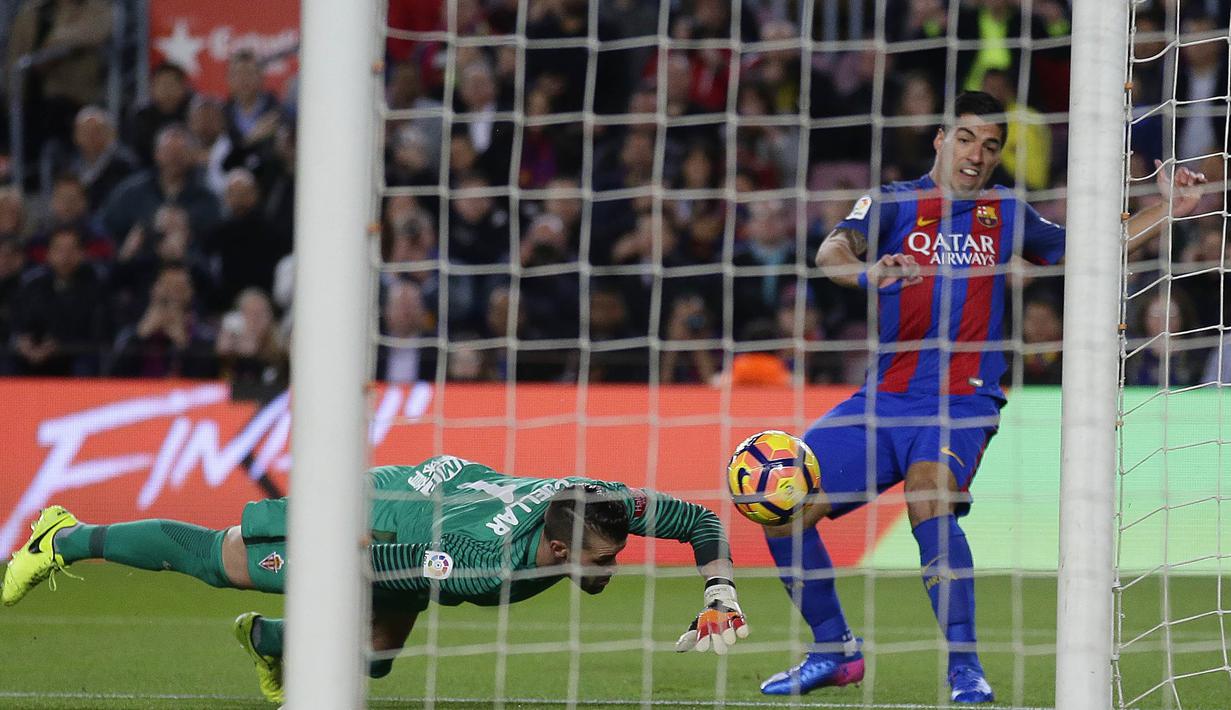 Proses terjadinya gol striker Barcelona, Luis Suarez ke gawang Sporting. Selain Suarez, gol Barca lainnya dicetak oleh Lionel Messi, Paco Alcacer, Neymar, Ivan Rakitic dan sebuah gol bunuh diri. (AP/Manu Fernandez) 