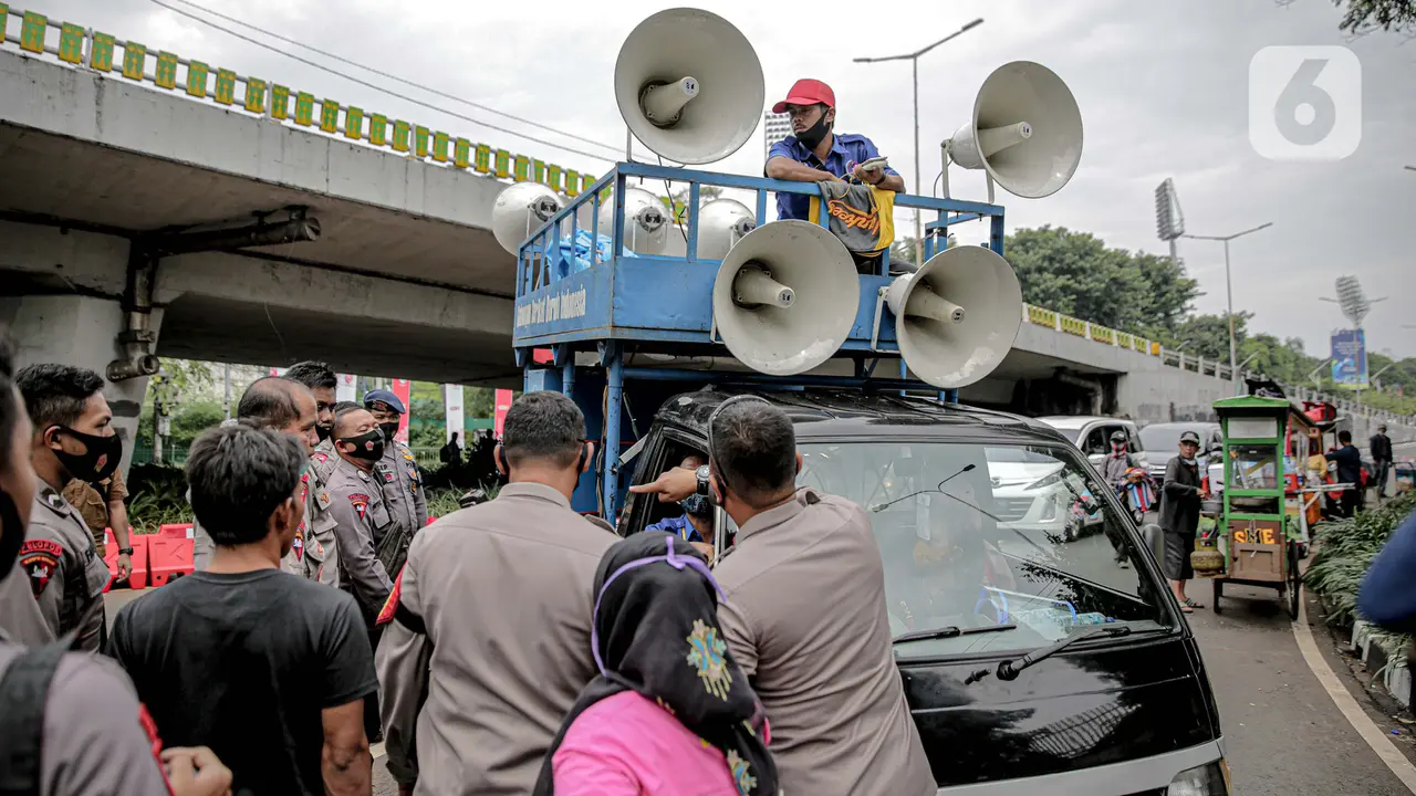 Polisi Berhentikan Mobil Komando di Sekitar DPR
