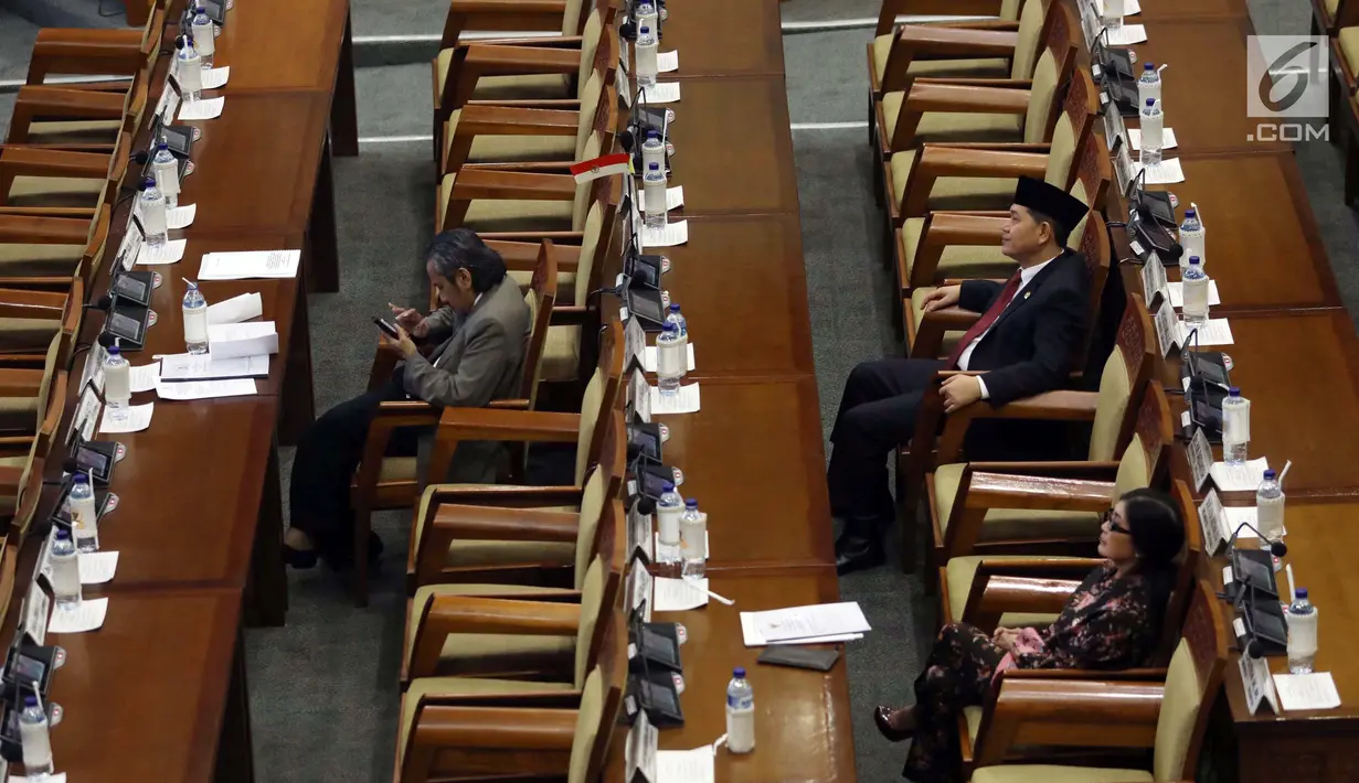 Anggota dewan duduk di antara puluhan bangku kosong saat rapat paripurna DPR di Kompleks Parlemen, Senayan, Jakarta, Selasa (10/7). Rapat yang dipimpin Wakil Ketua Agus Hermanto itu dihadiri 225 orang dari total 560 anggota DPR. (Liputan6.com/Johan Tallo)