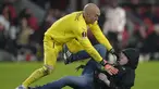Kiper Sevilla, Marko Dmitrovic tengah viral di jagat maya setelah laga menghadapi PSV dalam babak playoff fase gugur Liga Europa 2022/2023, Jumat (24/2/2023) dini hari WIB. Bukan aksinya dalam menjaga gawangnya dari ancaman para pemain PSV, namun aksinya saat melumpuhkan suporter fanatik alias hooligan tuan rumah lah yang membuatnya kini jadi perhatian dunia. Mau lihat aksinya? Ini dia! (AP Photo/Peter Dejong)