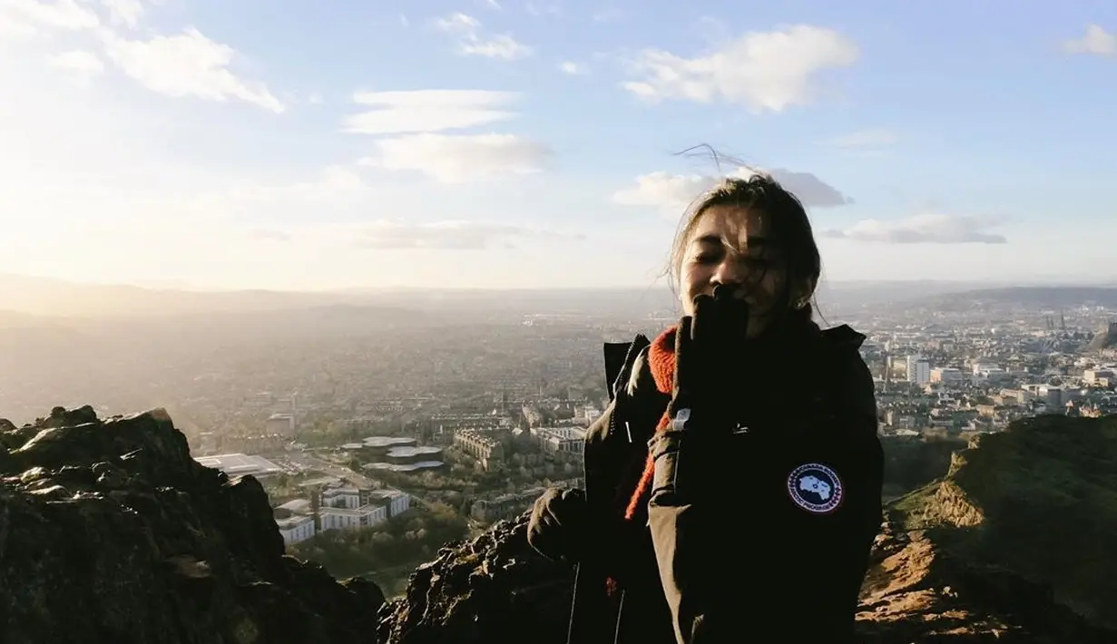 Terlihat dari foto-foto di akun Instagramnya, Naysila Mirdad memang tampak gemar berlibur. Seperti belum lama ini, ia pergi mengunjungi alam bebas dengan mendatangi curug.  (Instagram/naymirdad)
