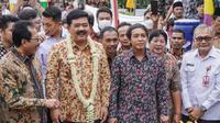 Menteri Agraria dan Tata Ruang (ATR)/Kepala Badan Pertanahan Nasional (BPN), Hadi Tjahjanto menyerahkan sertifikat redistribusi tanah sebanyak 352, yang diserahkan secara simbolis kepada 10 perwakilan warga di Desa Tambaksari, Pasuruan, Jawa Timur. (Foto: Istimewa).